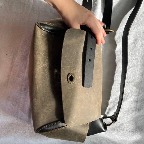 Vintage Beige Leather Bag with a bonus Belt - Picture 4 of 7